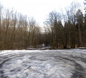 Lesní parkoviště pod Vršavou ve Chřibech