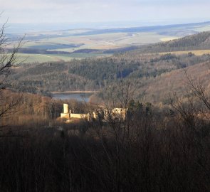 Pohled z Kazatelny na hrad Cimburk a vodní nádrž Koryčany