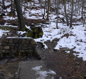 Studánka U Mísy u cesty směrem na skalní útvar Kazatelna