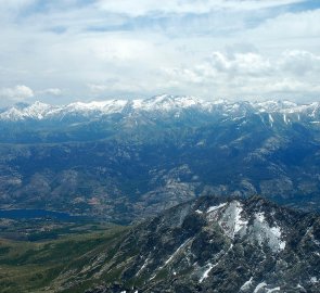 Pohled z vrcholu hory Pointe des Eboulis na jezero Lac de Calacuccia