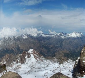 Pohled z vrhcolu hory Pointe des Eboulis na Monte Cinto (úplně vpravo)