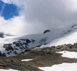 Pohled na ledovec Hallstätter Gletscher od chaty Simony Hütte