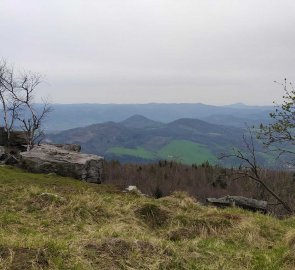 Výhled na České středohoří z hrany hory