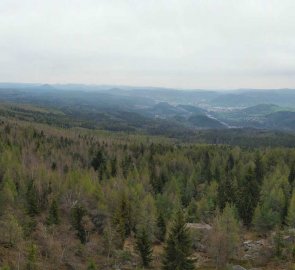 Pohled na Děčín a okolní krajinu