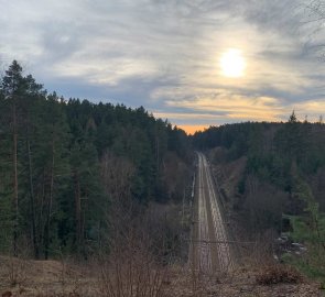 Cesta nad tunelem umožnila výhled na koleje