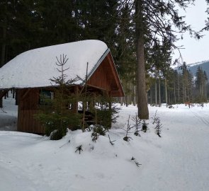 Turistický přístřešek v údolí