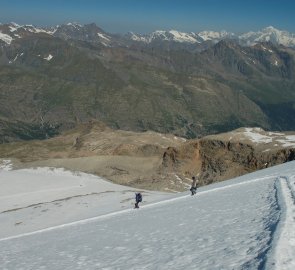 Sestup z Gran Paradisa po ledovci směrem k chatě Vittorio Emanuele II.