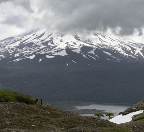 Cíl treku, vyhlídka na jezero Conguillio a sopku Llaima