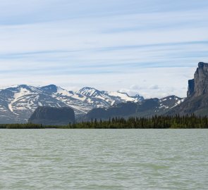 Část Sarek porten s vrcholem Skierre (vpravo) a Nammásj (vlevo).