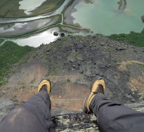 Pohled dolů z vrcholu Skierrfe. Výškový rozdíl je zhruba 700 metrů.