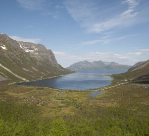 Výhled na Grøtfjord, nástupní místo zhruba uprostřed, parkoviště viditelné více v pravo.