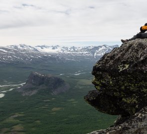 Výhled na Rapadalen a Sarek ze Skierrfe.