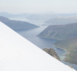 Výhled z vrcholu směrem na Grøtfjord.