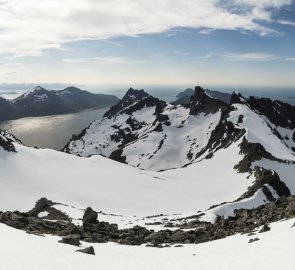 Panoráma z vrcholu směrem na Norské moře.