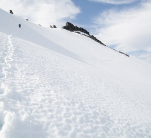 Sestup vyšlapanou stopou z vrcholu.