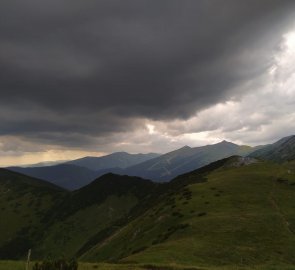 Během návratu se nad horami začalo zatahovat