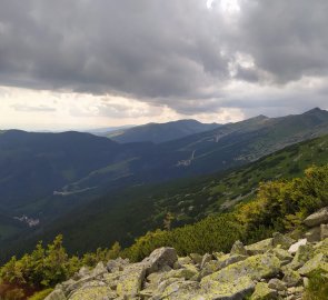 Pohled od chaty na jižní stranu Nízkých Tater k hotelu Srdiečko