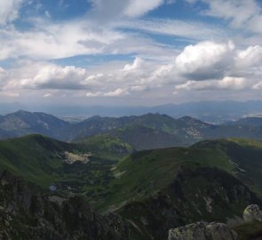 Pohled z Ďumbieru na Nízké Tatry, v pozadí Roháče