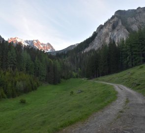 Cesta k hoře Eisenerzer Reichenstein, která je osvícena ranním sluncem