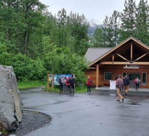 Exit Glacier Visitor Center, začátek výletu.