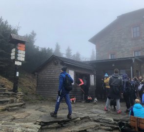 Výdejní občerstvení na chatě Jiřího na Šeráku