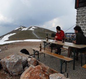 Na terase chaty Fischer Hütte, v pozadí hora Klosterwappen