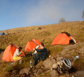 Výstup na Gunung Rinjani - první bivak u hrany útesu nad jezerem Segara Anak