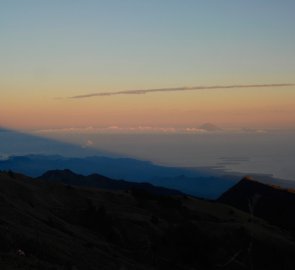 Pohled ze stanoviště prvního bivaku směrem  na ostrov Bali, vpravo Gili Islands