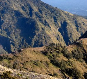 Hrana útesu nad jezerem Segara Anakpod Gunung Rinjani se stany stanoviště prvního bivaku