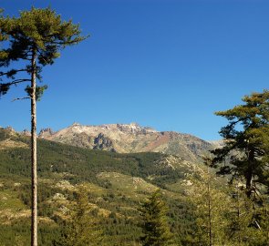 Pohled na sever na masiv Monte Cinto 2 706 m n. m. na Korsice