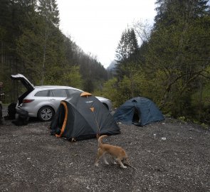 Parkoviště na začátku treku na horu Grosses Maiereck