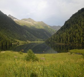 Jezero Riesach See, v pozadí vykukuje hora Hochwildstelle