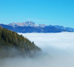 První pohledy na Eisenerzské Alpy po výstupu z inverze