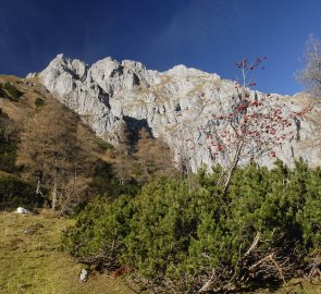 Pohled na hřeben Griesmauer během výstupu do sedla Laming Sattel