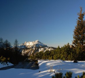 Pohled na skalnatý hřeben Griesmauer od chaty Häuselalm