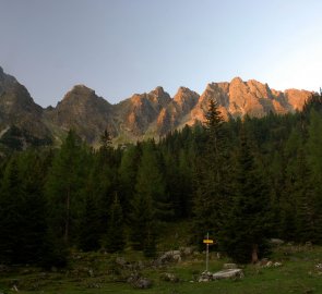 Skalnatý hřeben Gams Kogel v ranním světle od salaší Mödring Hütte