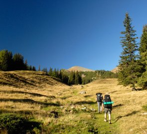 Výstup horským údolím, v pozadí hora Hämmer Kogel