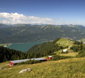 Pohled na vláček a jezero Wolfgangsee během výstupu