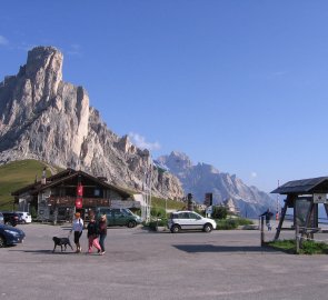 Silniční sedlo Passo di Giau a hora La Gusela