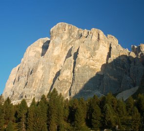 Pohled na Tofanu di Rozes 3 225 m n.m. od parkoviště u chaty A. Dibona