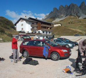 Příprava na cestu na parkovišti v silničním sedle Grödner Joch