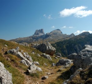 Pohled na horu Averau od silničního sedla Passo Falzarego