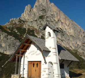 Pohled na horu Sass de Stria ze silničního sedla Passo Falzarego