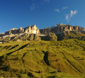 Masiv Sella a Piz Boe ze silnice do sedla Passo Pordoi