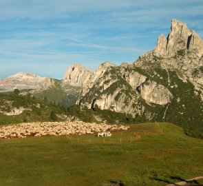 Ranní pohled na horu Sass de Stria, která se vypíná nad seldem Falzarego