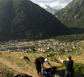 Příprava na cestu nad městečkem Elbrus