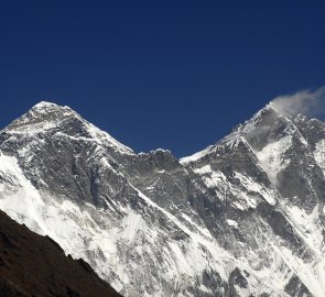 Pohled na Mt. Everest vlevo a a Lhotse vpravo