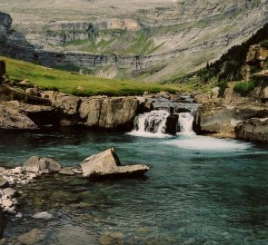 Kaskádovité vodopády říčky Rio Azaras