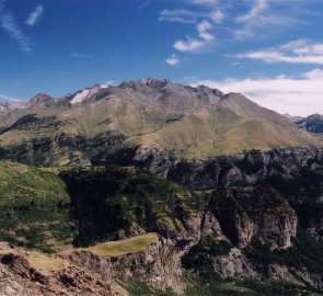 Hory v okolí jezera Embalse de Escarra