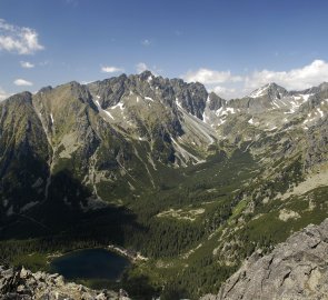 Pohled z Ostrvy na Popradské pleso a Vysoké Tatry